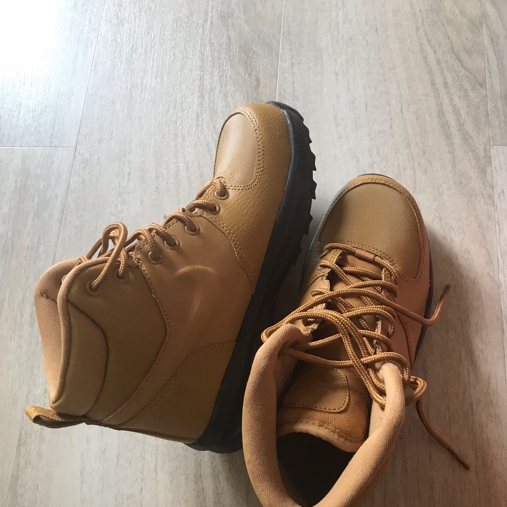 Nike Wheat/Tan Lace-Up Boots, Youth Size 4.5, Brand New